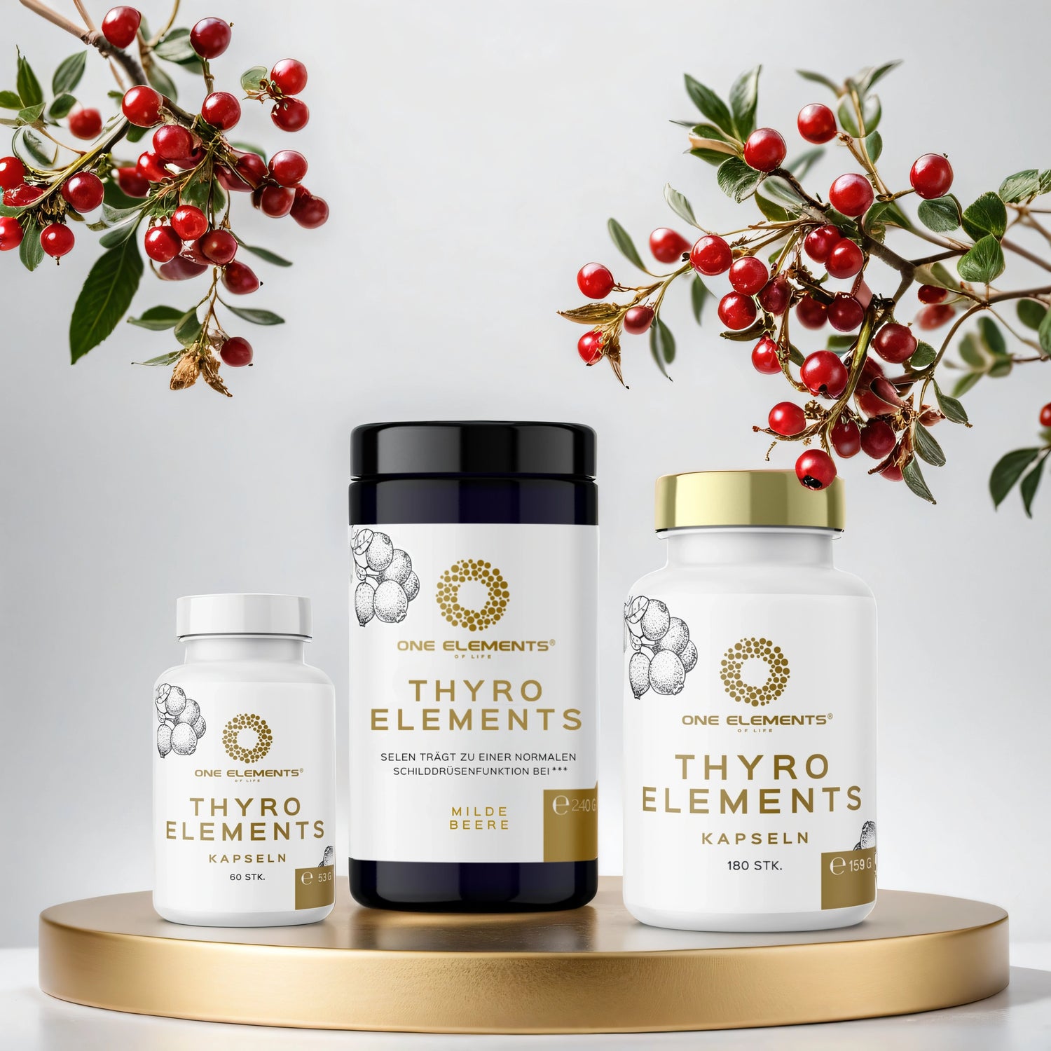 HASHIMOTO ELEMENTS® THYRO ELEMENTS Sortiment mit Kapseln und Pulver auf goldenem Podest, umgeben von roten Beeren, für Schilddrüsengesundheit.